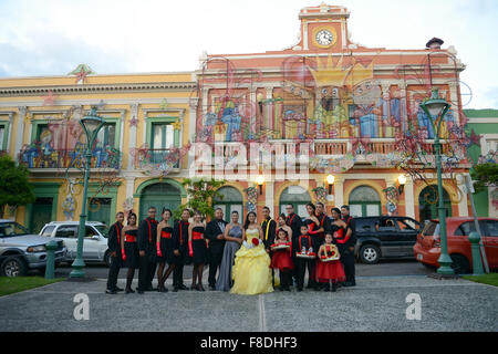 Puertorican (Hispanic) Familie posiert mit einem Quinceanera in Juana Diaz, Puerto Rico. Karibik-Insel. Territorium der USA. Stockfoto