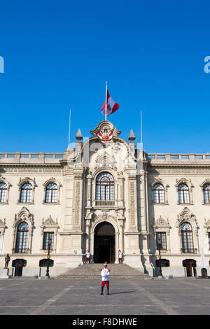 Präsident Palastwache am Arbeitsplatz im historischen Zentrum, Lima Stockfoto