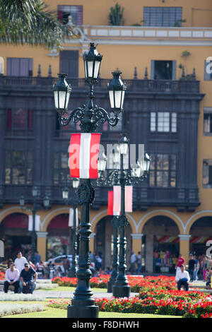 Flagge von Peru am Plaza de Armas, Lima und alte belvedere Stockfoto