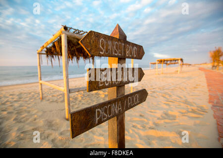 Sonnenuntergang am Strand von Punta Sal mit leeren Campingplatz, Peru Stockfoto