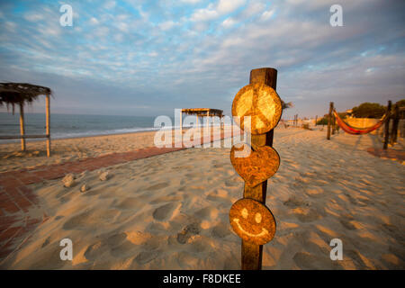 Sonnenuntergang am Strand von Punta Sal mit leeren Campingplatz, Peru Stockfoto