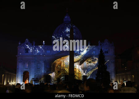 Vatikan. 9. Dezember 2015. Vatikanstadt: die neue Beleuchtung der Basilika von San Pietro in Ehre allen Lebens auf dem Planetenerde.  (Foto: Marco Iacobucci/Alamy live-Nachrichten) Stockfoto