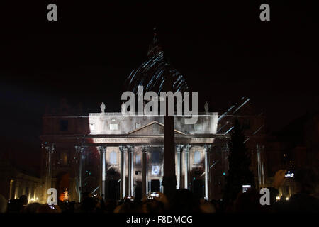 Vatikan. 9. Dezember 2015. Vatikanstadt: die neue Beleuchtung der Basilika von San Pietro in Ehre allen Lebens auf dem Planetenerde.  (Foto: Marco Iacobucci/Alamy live-Nachrichten) Stockfoto