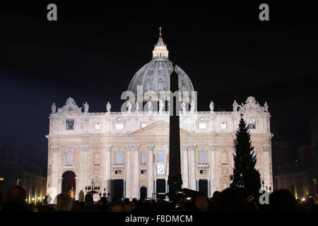 Vatikan. 9. Dezember 2015. Vatikanstadt: die neue Beleuchtung der Basilika von San Pietro in Ehre allen Lebens auf dem Planetenerde.  (Foto: Marco Iacobucci/Alamy live-Nachrichten) Stockfoto