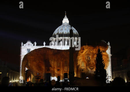 Vatikan. 9. Dezember 2015. Vatikanstadt: die neue Beleuchtung der Basilika von San Pietro in Ehre allen Lebens auf dem Planetenerde.  (Foto: Marco Iacobucci/Alamy live-Nachrichten) Stockfoto