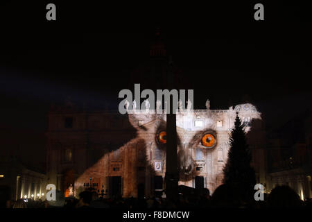 Vatikan. 9. Dezember 2015. Vatikanstadt: die neue Beleuchtung der Basilika von San Pietro in Ehre allen Lebens auf dem Planetenerde.  (Foto: Marco Iacobucci/Alamy live-Nachrichten) Stockfoto