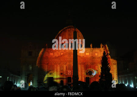 Vatikan. 9. Dezember 2015. Vatikanstadt: die neue Beleuchtung der Basilika von San Pietro in Ehre allen Lebens auf dem Planetenerde.  (Foto: Marco Iacobucci/Alamy live-Nachrichten) Stockfoto