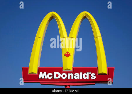 Das Canadian Golden Arches Zeichen der McDonalds Hamburger Restaurantkette Vor EINEM Hintergrund des blauen Himmels Stockfoto