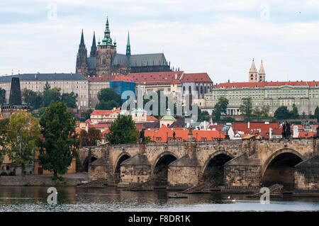 Prager Burg und die Karlsbrücke über die Moldau, Prag Stockfoto