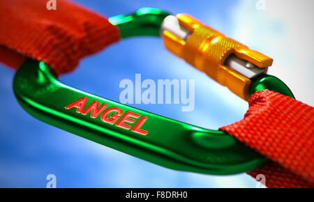 Engel auf grünen Karabiner mit roten Seilen. Stockfoto