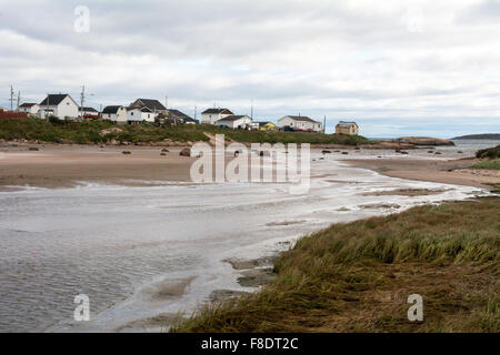 Häuser am Meer in der atlantischen Küste Stadt von Blanc Sablon, Quebec, nahe der Grenze von Labrador, Kanada. Stockfoto