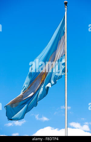 Flagge von Argentinien vor einem blauen Himmel fliegen. Stockfoto