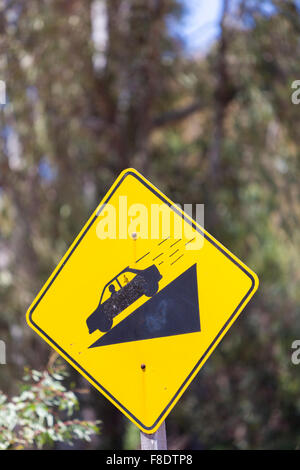 Achtung, steile Straße Zeichen Hang und Auto auf Hügel, Argentinien Stockfoto