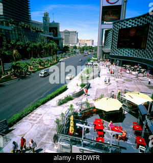 Las Vegas, Nevada, USA - Restaurant im Freien, Hotels und Casinos am Strip (Las Vegas Boulevard) - Straßenszene Stockfoto