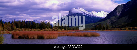 Mount Rundle und Vermilion Seen / Vermillion Seen, Banff Nationalpark, Alberta, Kanada - Kanadische Rockies, Herbst / Herbst Stockfoto