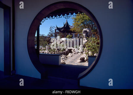 Dr. Sun Yat-Sen Classical Chinese Garden, Chinatown, Vancouver, Britisch-Kolumbien, Kanada - chinesische Pagode Blick durch Moon Gate Stockfoto