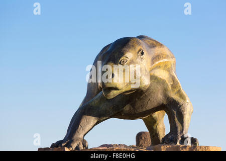 Skulptur des Dinosauriers gegen blauen Himmel, Ischigualasto Stockfoto