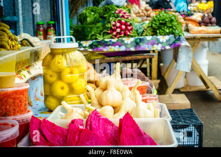 Eingelegtes Gemüse zum Verkauf an einen Bauernmarkt in Pjatigorsk, Russland Stockfoto