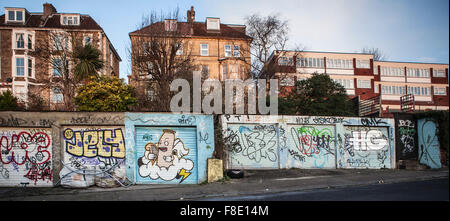 Bristol-Graffiti, Graffiti von unbekannten Künstlern auf Garagen im Bereich Montpelier Stockfoto