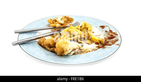 Die Hälfte gegessenes Fish And Chips auf einem weißen Hintergrund Stockfoto