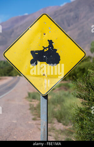 Gelbe Traktor Kreuzung Straßenschild, Argentinien Stockfoto