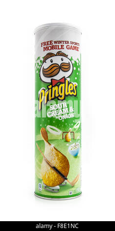 Pringles Sour Cream & Zwiebel, Pringles ist eine Marke der Kartoffel und Weizen-basierte stapelbar Snack chips Stockfoto