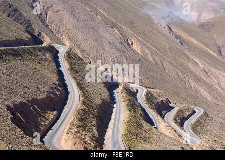 Straße in den farbigen Bergen in der Nähe von Purmamarca, Argentinien Stockfoto