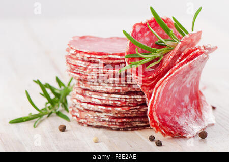 Scheiben Salami Wurst auf einem Holztisch. Selektiven Fokus Stockfoto