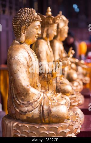 Chengdu, Provinz Sichuan, China - Dez. 2,2015: drei gold gefärbt Buddha-Statuen am Eingang des DaCiShi buddhistischen Tempel Stockfoto