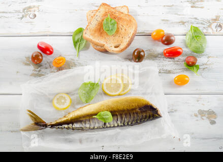 Geräucherte Makrele mit Toast und Gemüse. Ansicht von oben Stockfoto