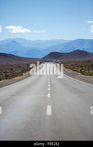 Gerade bekannte Route 40 mit kargen Landschaft, Berge und blauer Himmel, auf dem Weg nach Cafayate in Provinz Salta. Argentinien Stockfoto