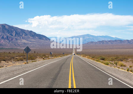 Gerade bekannte Route 40 mit kargen Landschaft, Berge und blauer Himmel, auf dem Weg nach Cafayate in Provinz Salta. Argentinien Stockfoto