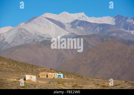 Villa in Cachi mit Bergen und blauem Himmel, Nord-Argentinien Stockfoto