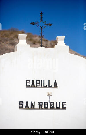 Koloniale Kapelle in Cachi mit blauem Himmel, Argentinien Stockfoto