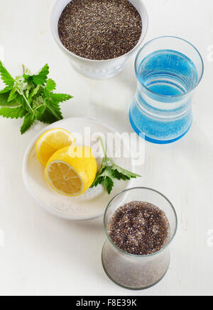 Chia-Samen mit Wasser, Minze und Zitrone in ein Glas zu trinken. Selektiven Fokus Stockfoto