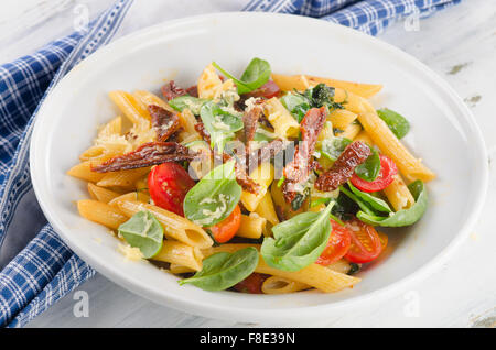 Penne mit Sonne getrockneten Tomaten auf weißen Teller. Selektiven Fokus Stockfoto
