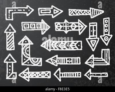 Handgezeichnete Pfeilsymbole auf schwarze Kreide an Bord festgelegt. Vektor-Illustration. Elemente für Infografiken oder geschäftliche Präsentationen Stock Vektor