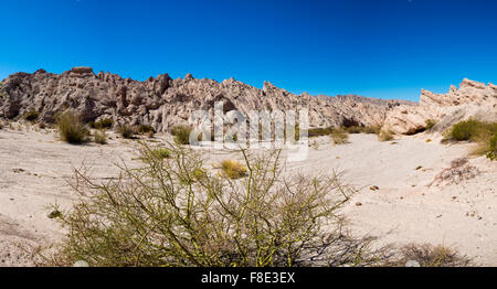 Abstrakte Felsformationen mit blauem Himmel entlang der berühmten Ruta 40 (Ruta 40) innerhalb Calchaqui Täler in Provinz Salta. Argentinien Stockfoto