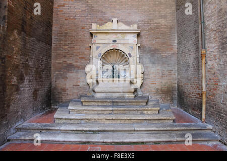 Alter Brunnen mit kleiner Junge auf einem Delphin auf Cavour Platz in Rimini, Italien Stockfoto