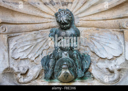 Alter Brunnen mit kleiner Junge auf einem Delphin auf Cavour Platz in Rimini, Italien Stockfoto