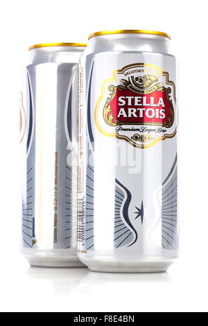 Dosen von Stella Artois 5 % Lagerbier isoliert auf einem weißen Hintergrund. Stockfoto