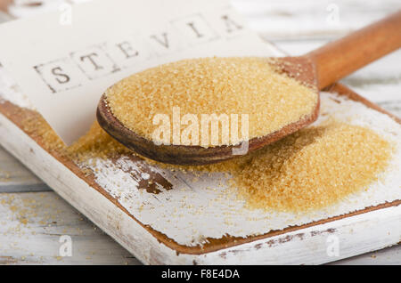 Rohrzucker mit Stevia in einem Löffel. Selektiven Fokus Stockfoto