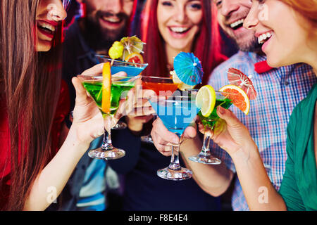 Junge Leute, die Spaß an Party mit cocktails Stockfoto