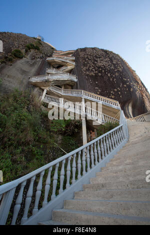 Steile Stufen aufsteigen Guatape Rock, Piedra el Penol, Kolumbien Stockfoto