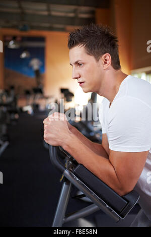 Junger Mann in einem Fitnessstudio trainieren Stockfoto