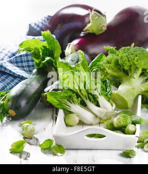 Gesundes Grün Biogemüse auf Holztisch. Selektiven Fokus Stockfoto