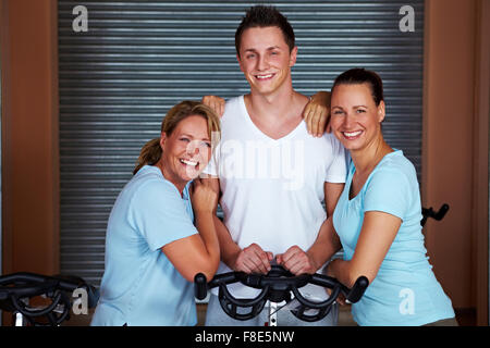 Zwei Frauen Mit Personal Trainer Im Fitnesscenter Stockfoto