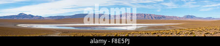 Panorama von Bergen und weißen Salzpfanne in Eduardo Avaroa Anden Fauna Nationalreservat vor einem strahlend blauen Himmel, Bolivien Stockfoto