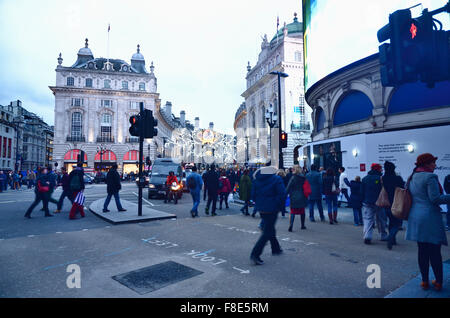 Menschen und Verkehr in Picadilly Circus, berühmten öffentlichen Raum im Londoner West End. London, England, Vereinigtes Königreich Stockfoto