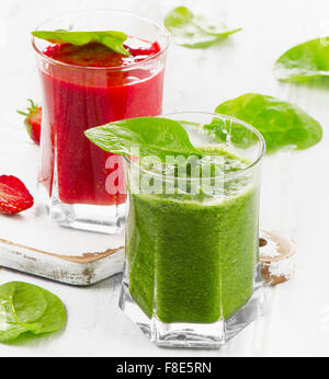 Gesunden Spinat und Erdbeer Smoothies auf weißer Holztisch. Stockfoto
